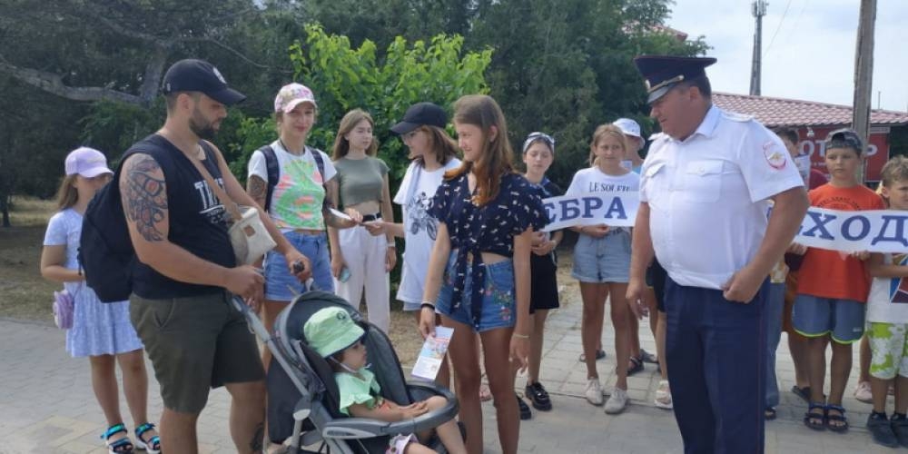 В Феодосии госавтоинспекторы провели акцию «Пешеходный переход!»
В Феодосии госавтоинспекторы провели акцию «Пешеходный переход!»