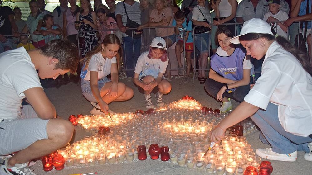 Феодосия приняла участие в акции «Огненные картины»
Феодосия приняла участие в акции «Огненные картины»