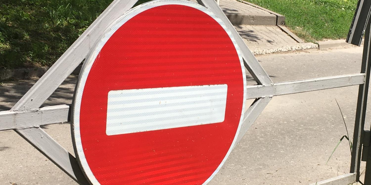 В Крыму ограничено движение грузовиков по двум дорогам В Крыму ограничено движение грузовиков по двум дорогам