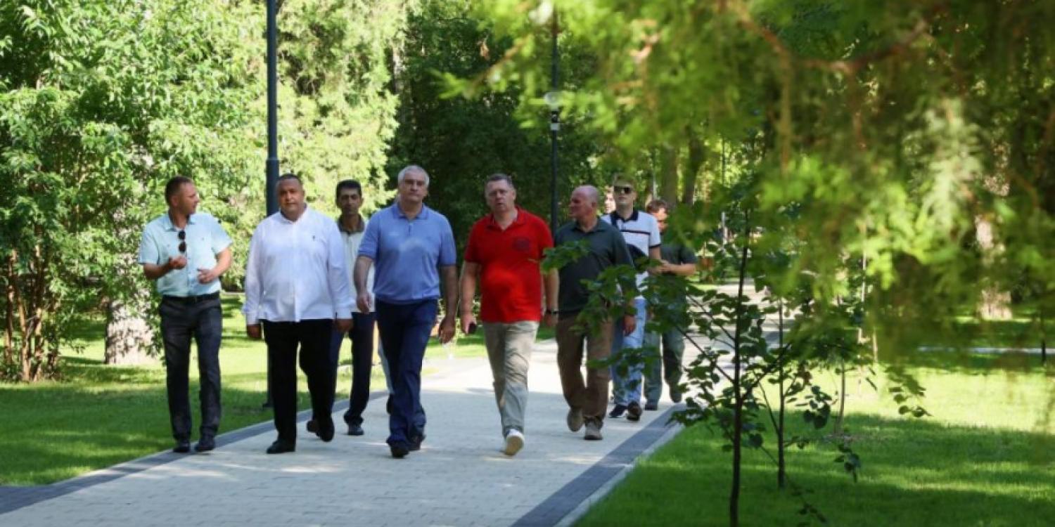 В Симферополе открыли отремонтированный сквер имени Ленина В Симферополе открыли отремонтированный сквер имени Ленина