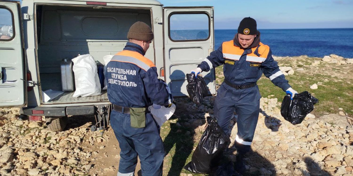 В Севастополе продолжается очистка береговых линий от нефетпродуктов В Севастополе продолжается очистка береговых линий от нефетпродуктов