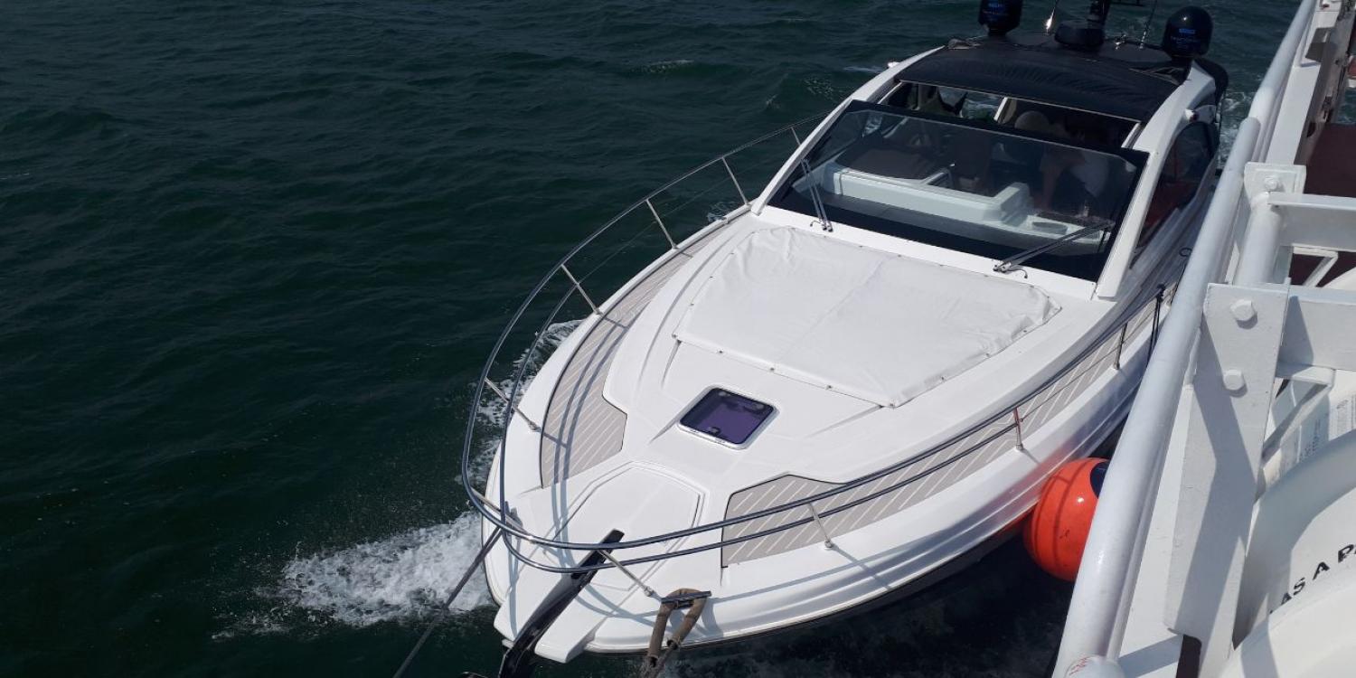 Тонущую яхту с пассажирами отбуксировали в порт пограничники в Крыму Тонущую яхту с пассажирами отбуксировали в порт пограничники в Крыму