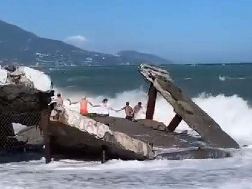 Кадры спасения застрявшего под пирсом в Крыму поразили россиян Кадры спасения застрявшего под пирсом в Крыму поразили россиян