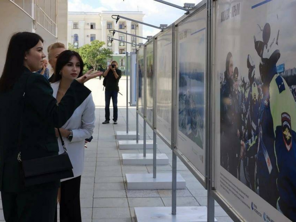 Фотовыставка «Москва-Крым» появилась в центре Симферополя Фотовыставка «Москва-Крым» появилась в центре Симферополя