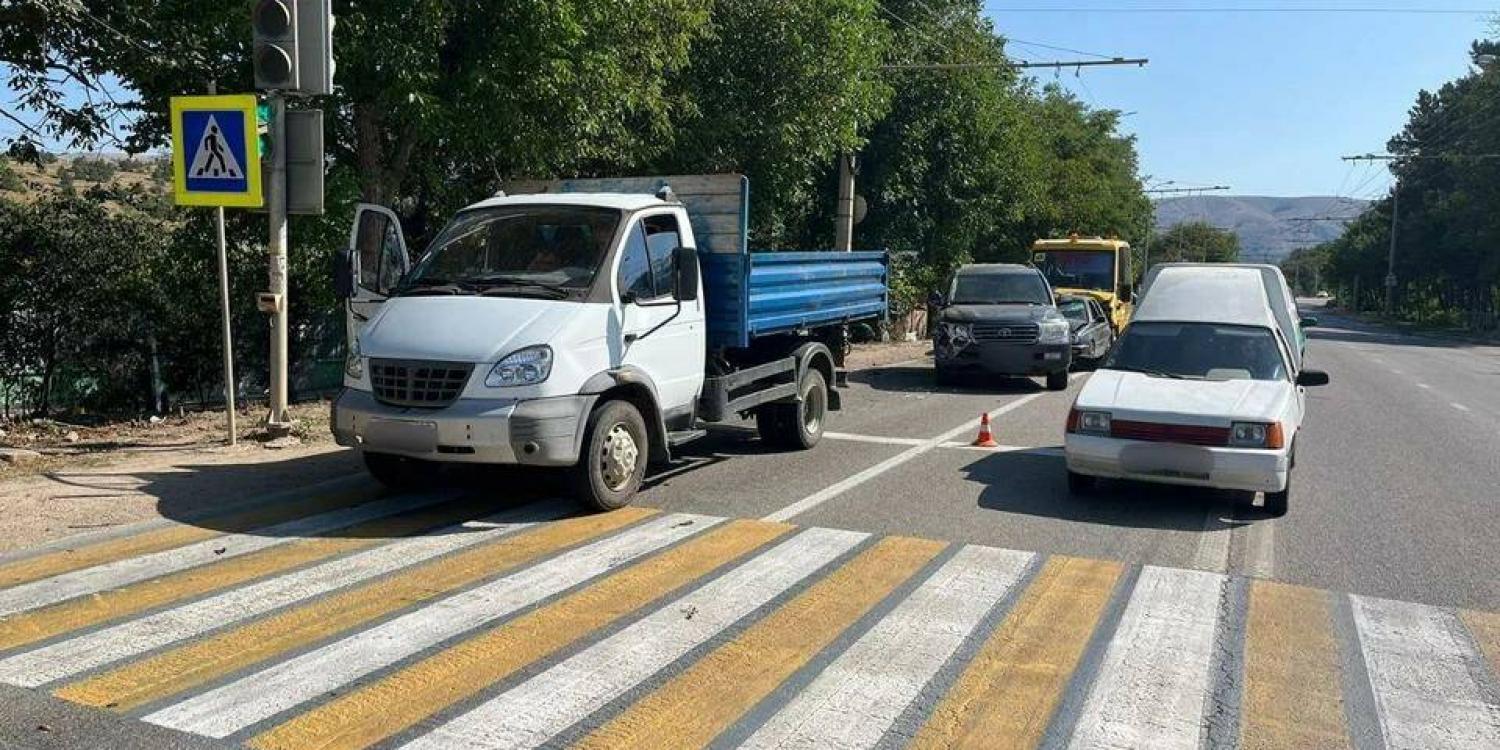 В Крыму две женщины пострадали в крупной аварии со школьным автобусом В Крыму две женщины пострадали в крупной аварии со школьным автобусом