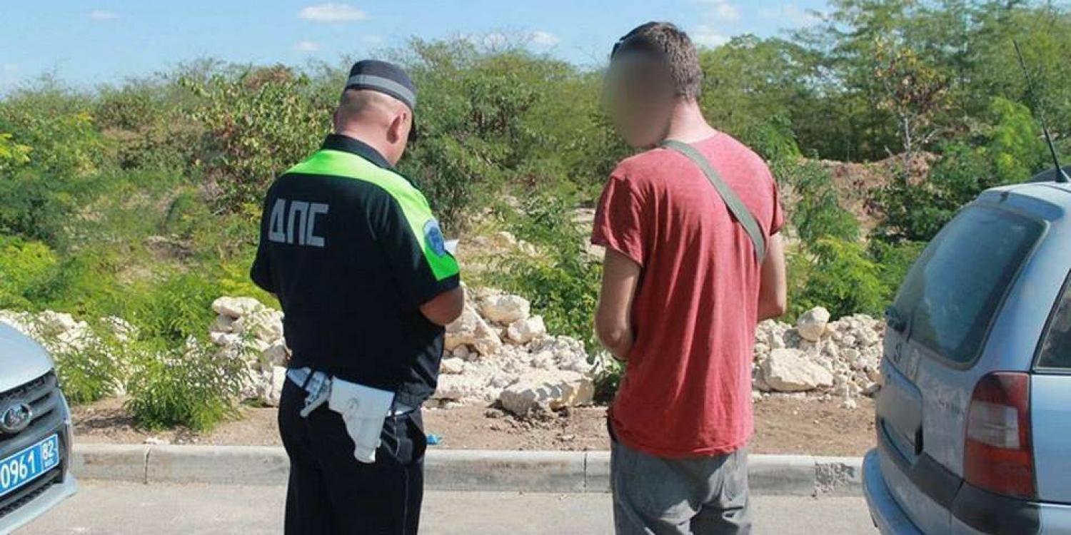 В Крыму остановили водителя с крупной партией наркотиков В Крыму остановили водителя с крупной партией наркотиков