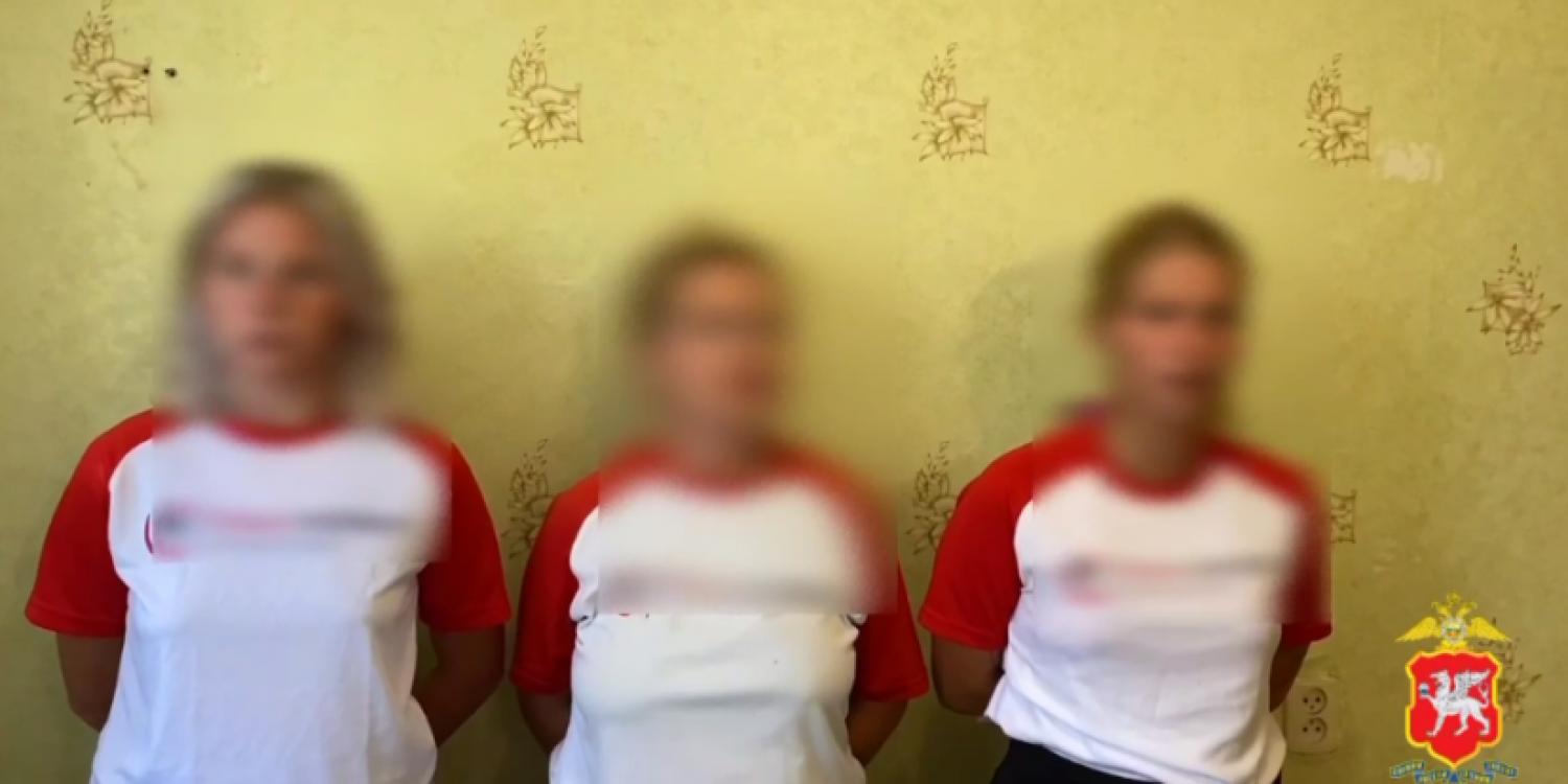 Три работницы аквапарка в Алуште получили штраф за танцы под песню украинского исполнителя Три работницы аквапарка в Алуште получили штраф за танцы под песню украинского исполнителя