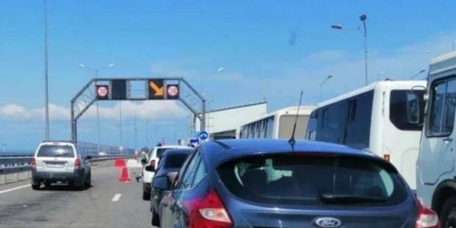 Непогода стала причиной возникновения 4-км пробки на Крымском мосту Непогода стала причиной возникновения 4-км пробки на Крымском мосту