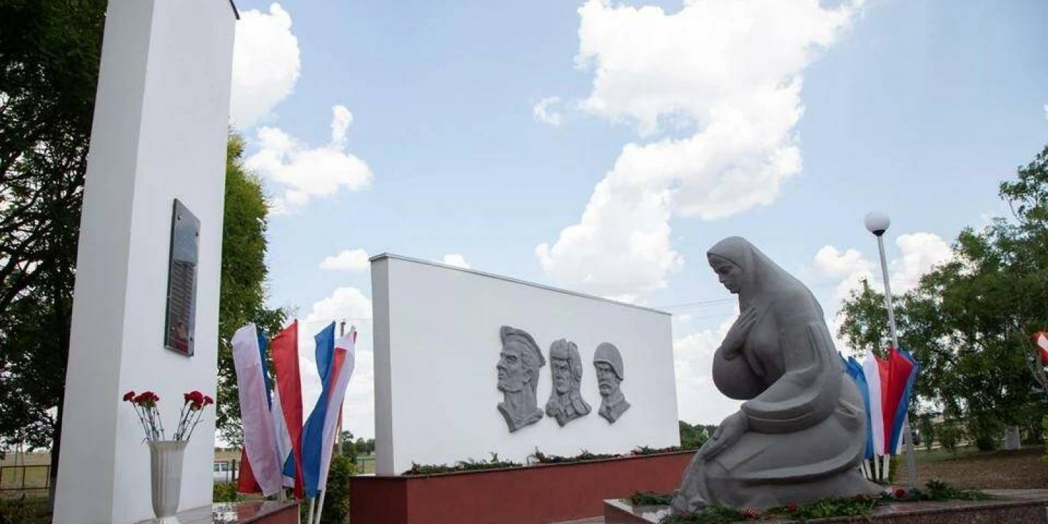 В Сакском районе открыли памятный знак по завершении капремонта В Сакском районе открыли памятный знак по завершении капремонта