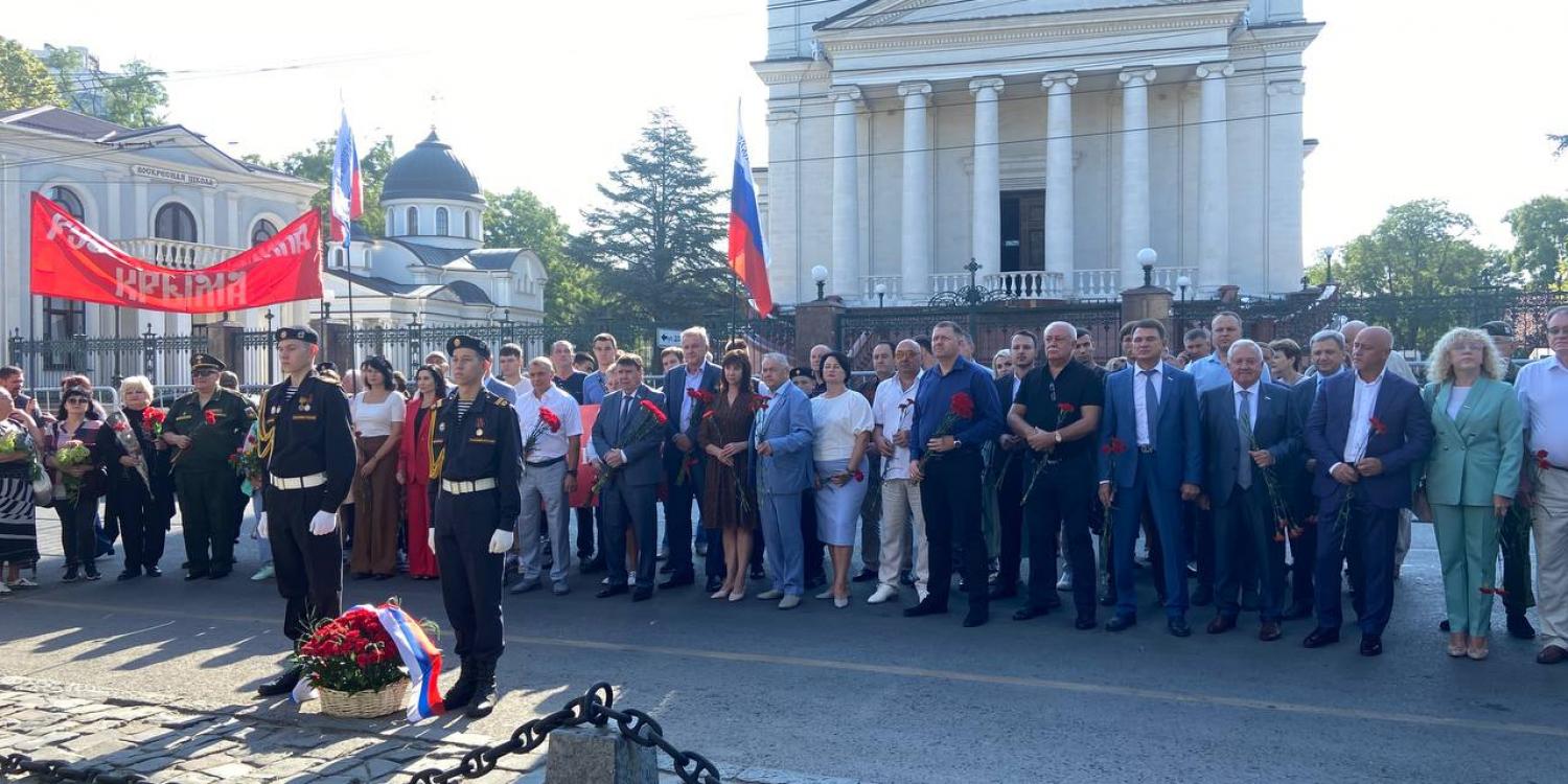 Жители Симферополя возложили цветы к Долгоруковскому обелиску Жители Симферополя возложили цветы к Долгоруковскому обелиску