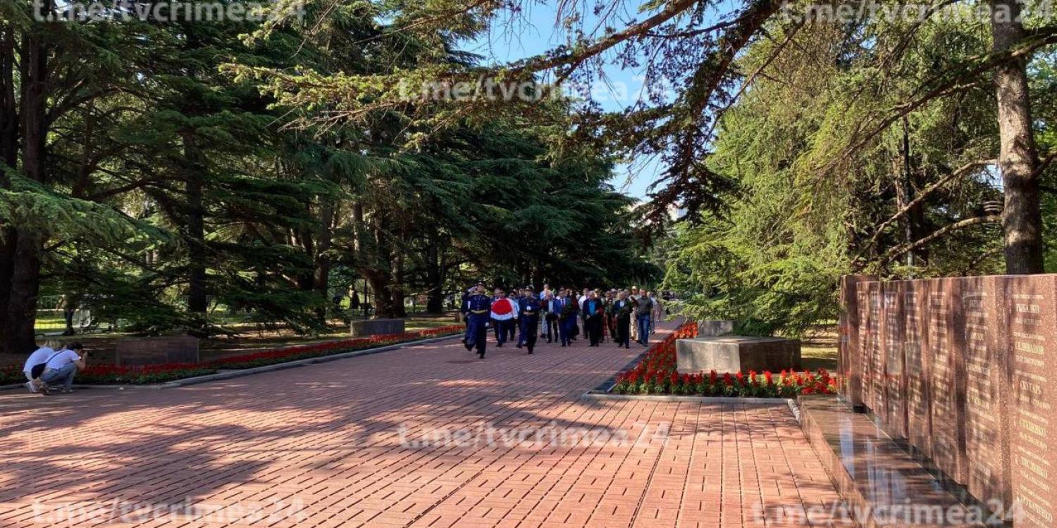 В Симферополе 22 июня в День памяти и скорби состоялось возложение цветов к Вечному огню В Симферополе 22 июня в День памяти и скорби состоялось возложение цветов к Вечному огню