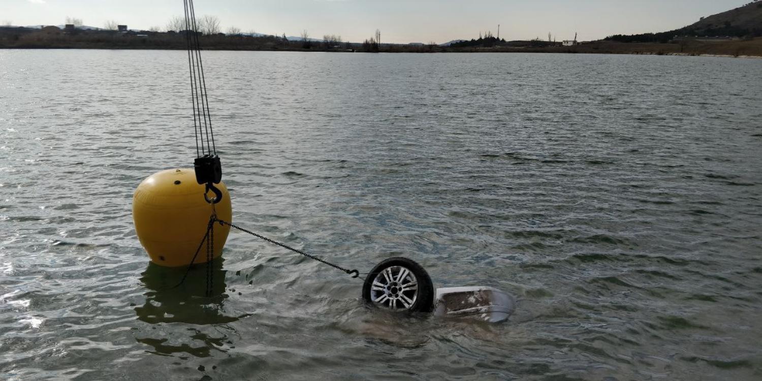 В селе Молочное Симферопольского района легковой автомобиль затонул в водоеме В селе Молочное Симферопольского района легковой автомобиль затонул в водоеме