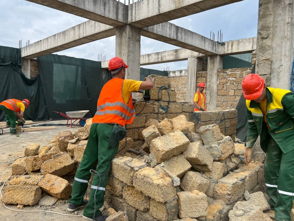 В Симферополе снесли большой самострой В Симферополе снесли большой самострой