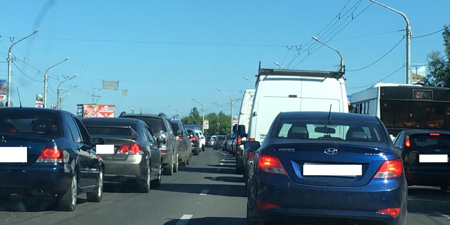 23 августе в пробке перед Крымским мостом выстроились около 100 авто 23 августе в пробке перед Крымским мостом выстроились около 100 авто