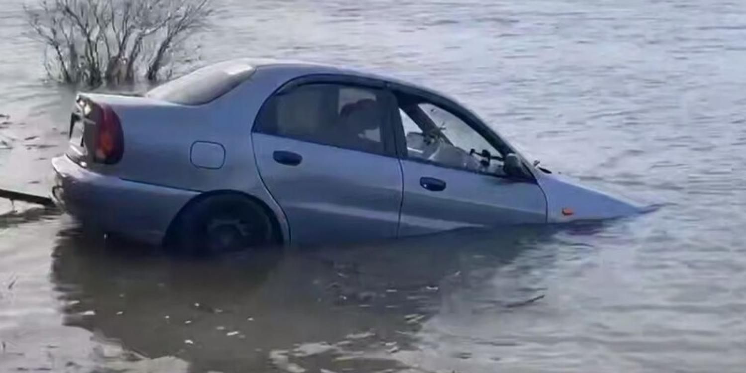 В Крыму машина въехала в водохранилище В Крыму машина въехала в водохранилище