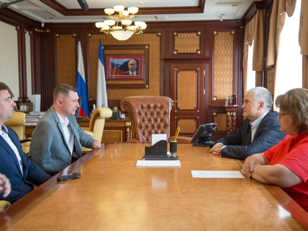 Глава Крыма Аксенов побеседовал с общественным деятелем Глава Крыма Аксенов побеседовал с общественным деятелем