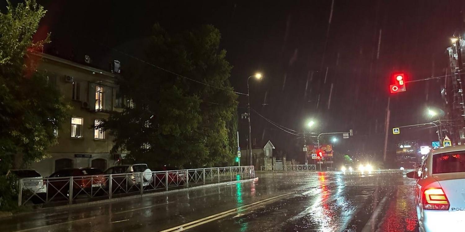 В Крыму в ночь с 27 на 28 июля прошел сильный шторм В Крыму в ночь с 27 на 28 июля прошел сильный шторм