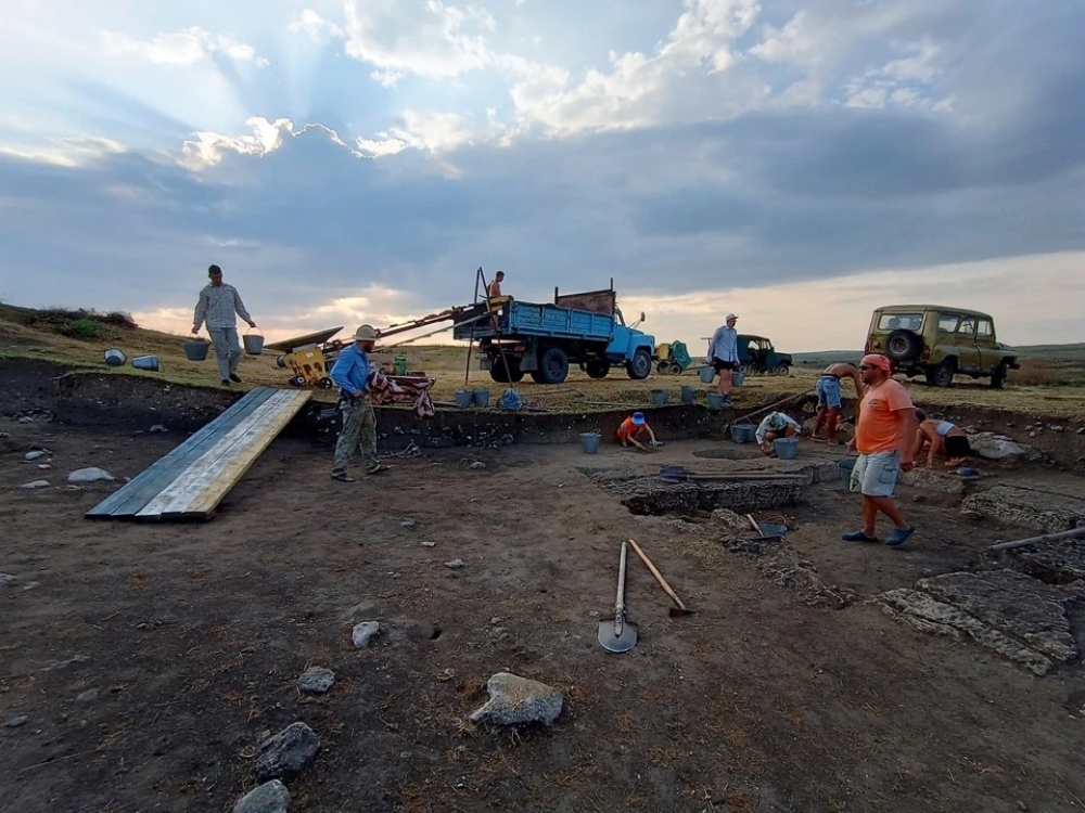 Под Керчью нашли уникальный жертвенный стол Под Керчью нашли уникальный жертвенный стол