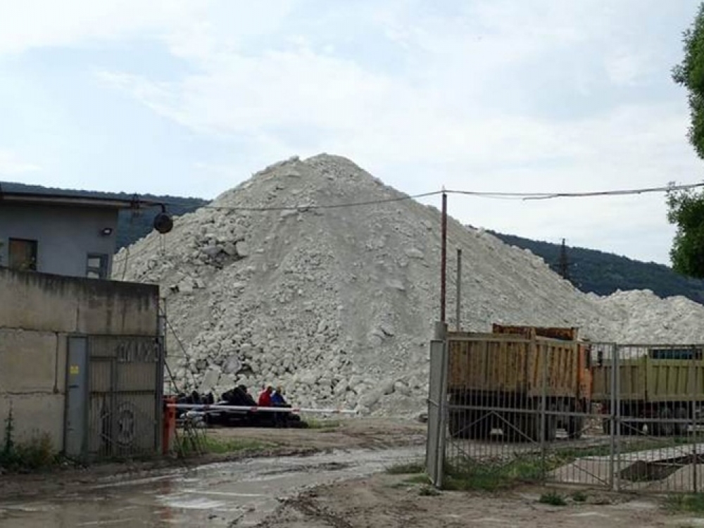 Свалка мусора образовалась рядом с объектом культурного наследия в Инкермане Свалка мусора образовалась рядом с объектом культурного наследия в Инкермане