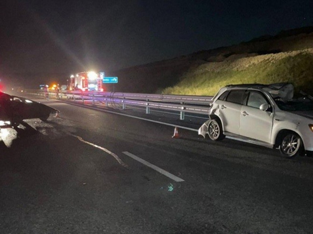 Два автомобиля с разницей в 10 минут влетели в сломавшийся на «Тавриде» «Камаз» Два автомобиля с разницей в 10 минут влетели в сломавшийся на «Тавриде» «Камаз»