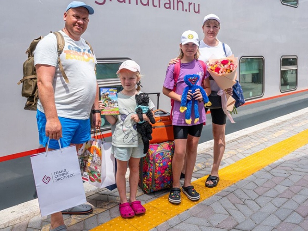 Пятимиллионного пассажира поезда встретили в Крыму Пятимиллионного пассажира поезда встретили в Крыму