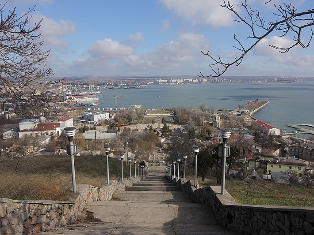 На Митридатских лестницах в Керчи, которые реконструировали за 700 млн рублей, появилась плесень и с На Митридатских лестницах в Керчи, которые реконструировали за 700 млн рублей, появилась плесень и с