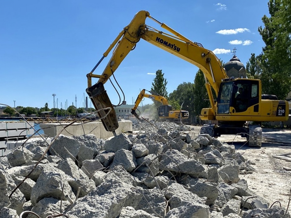Подрядчик возобновил реконструкцию набережной Терешковой в Евпатории Подрядчик возобновил реконструкцию набережной Терешковой в Евпатории