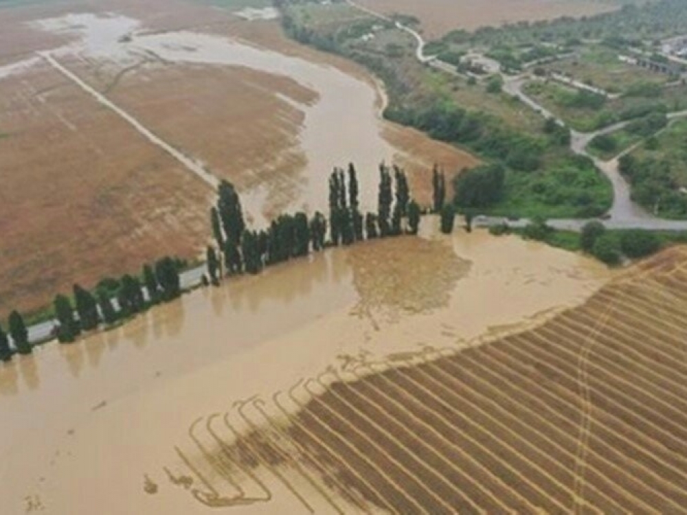 Почти 40 происшествий в Крыму из-за ливней зафиксировало МЧС Почти 40 происшествий в Крыму из-за ливней зафиксировало МЧС