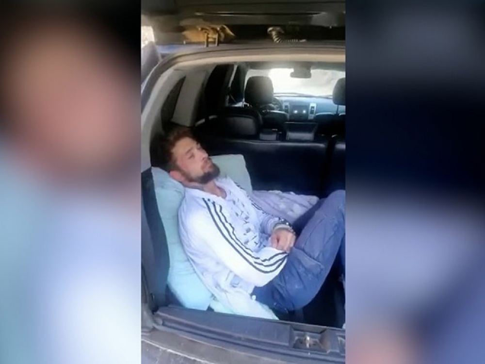 Москвич на отдыхе в Крыму нашел у себя в багажнике человека с подушкой Москвич на отдыхе в Крыму нашел у себя в багажнике человека с подушкой