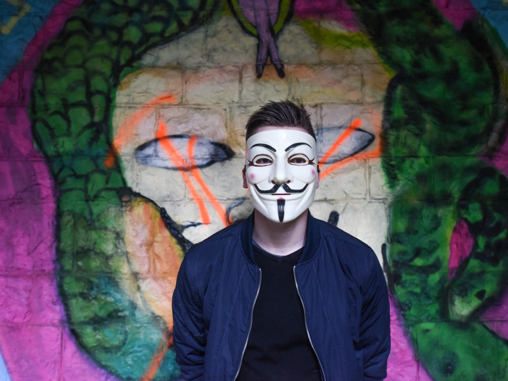 Двое севастопольцев попались на распространении рекламы наркотиков на фасадах в Черноморском Двое севастопольцев попались на распространении рекламы наркотиков на фасадах в Черноморском