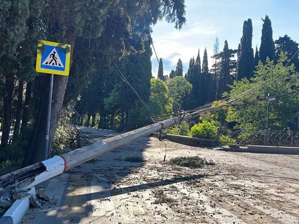 Центральная улица Ялты осталась без троллейбусов из-за шторма Центральная улица Ялты осталась без троллейбусов из-за шторма