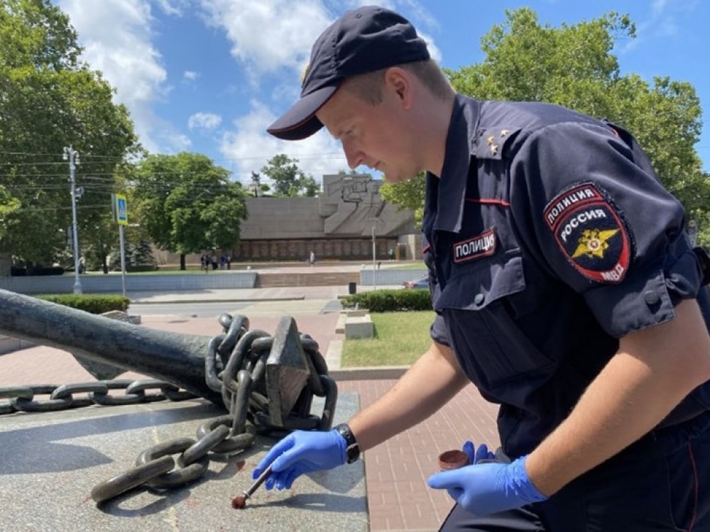 Вандалы порвали якорную цепь на памятнике Нахимову в Севастополе Вандалы порвали якорную цепь на памятнике Нахимову в Севастополе