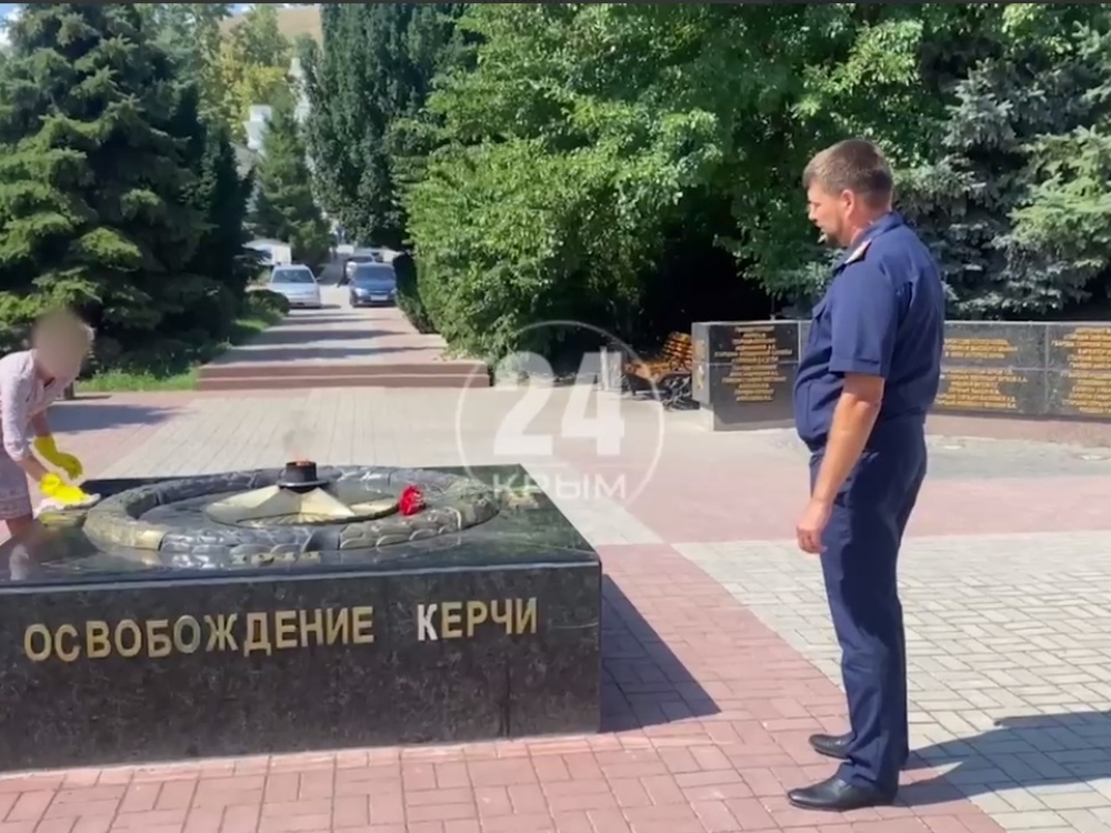 Танцевавшая на постаменте Вечного огня девушка приведет в порядок мемориал Танцевавшая на постаменте Вечного огня девушка приведет в порядок мемориал