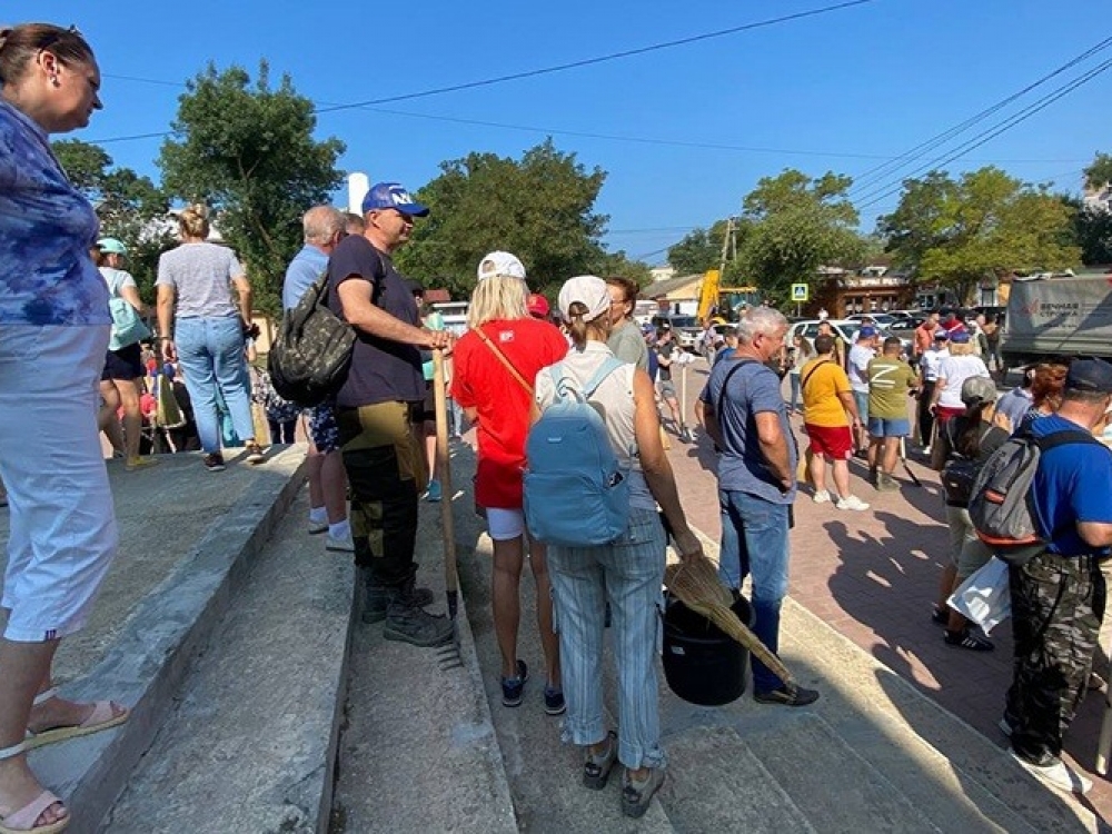 Более 400 волонтеров помогают жителям Новофедоровки убирать поселок после взрывов Более 400 волонтеров помогают жителям Новофедоровки убирать поселок после взрывов
