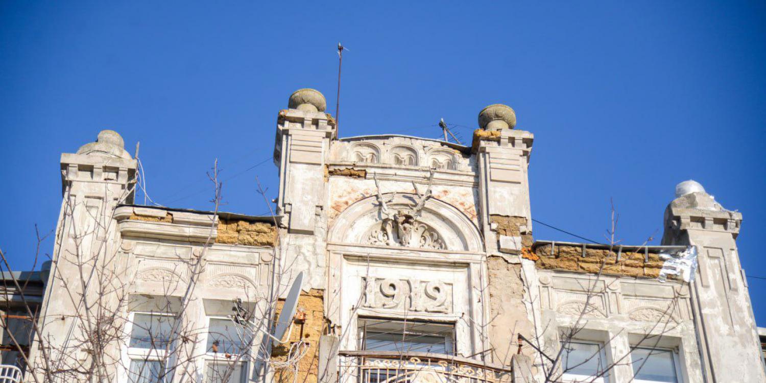 Знаменитый евпаторийский дом 1910-х гг. постройки ремонтируют Знаменитый евпаторийский дом 1910-х гг. постройки ремонтируют